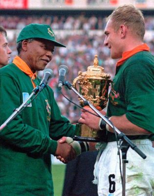 The Rugby World Cup 1995 Triumph: A Post-Apartheid South Africa Embraces Reconciliation Through Sport